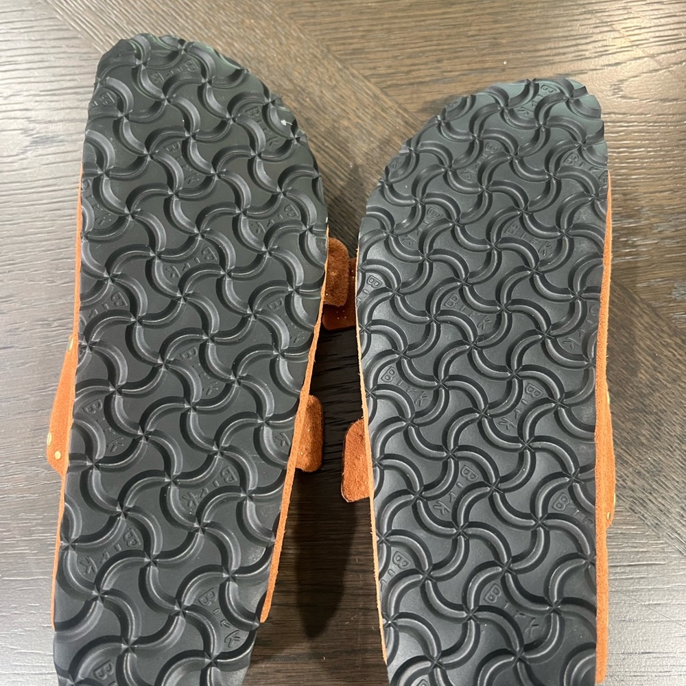 Birkenstocks size 39 (8). Arizona Rivet Border style. Dark Rust Color. - Picture 2 of 4